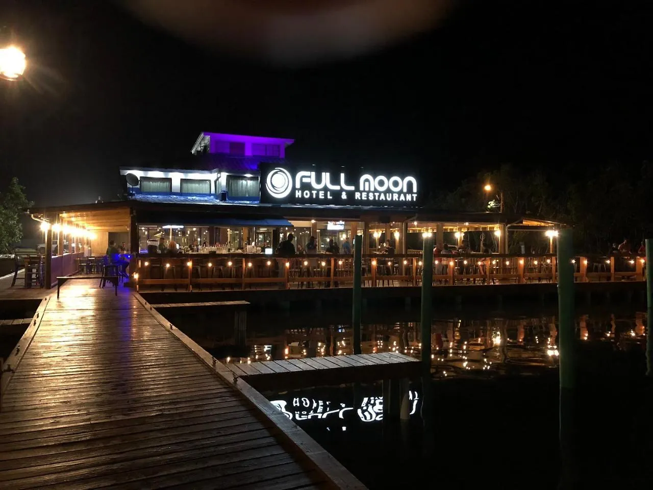Full Moon Hotel & Restaurant Salinas