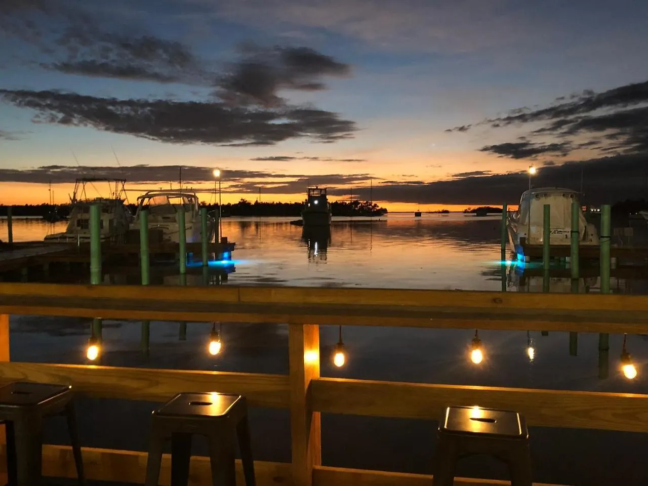 Full Moon Hotel & Restaurant Salinas